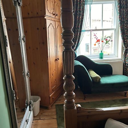 The Buxton Retreat A Luxurious 3-Storey Townhouse With Four Poster Bed And Double Jacuzzi Bath" Экстерьер фото
