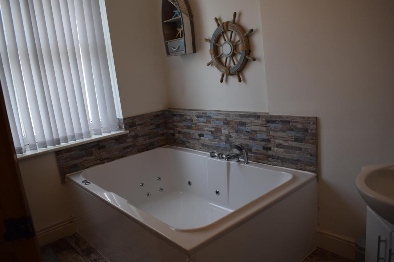 The Buxton Retreat A Luxurious 3-Storey Townhouse With Four Poster Bed And Double Jacuzzi Bath" Экстерьер фото