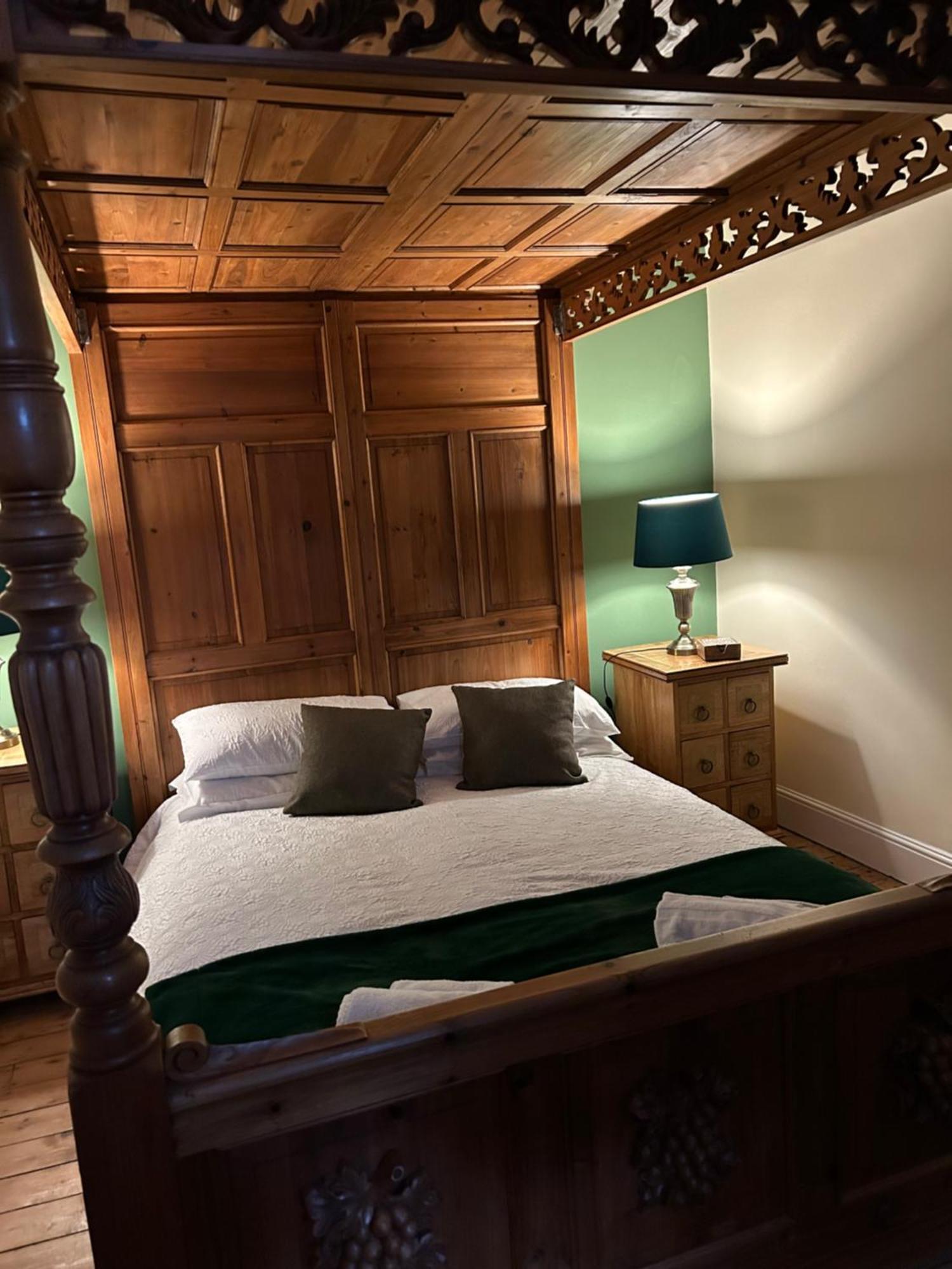 The Buxton Retreat A Luxurious 3-Storey Townhouse With Four Poster Bed And Double Jacuzzi Bath" Экстерьер фото