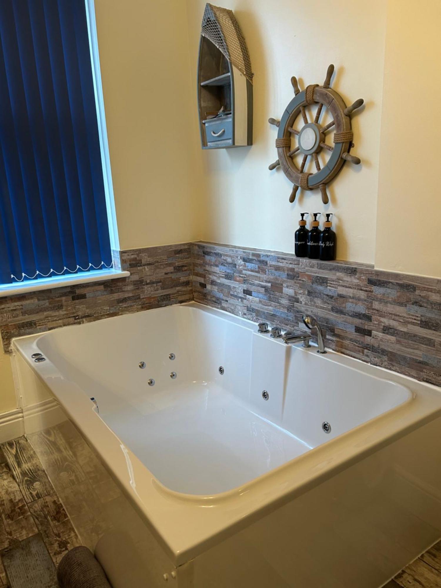 The Buxton Retreat A Luxurious 3-Storey Townhouse With Four Poster Bed And Double Jacuzzi Bath" Экстерьер фото